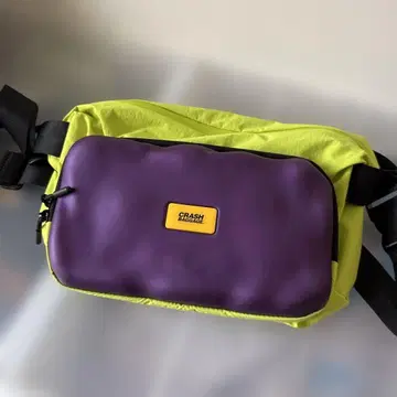 CRASH BAGGAGE 바디백 애시드 그린 바이올렛