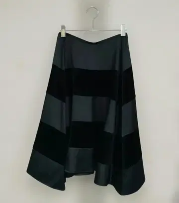 미사용품 푸치 푸들 블랙 계열 플레어 스커트 새틴 벨벳