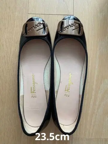 Ferragamo 블랙 에나멜 플랫슈즈 23.5