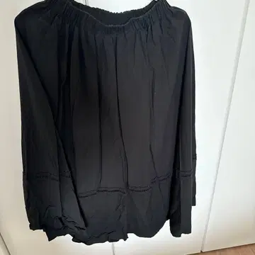 세련된 블랙 플레어 롱 스커트