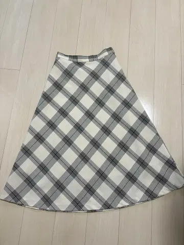체크 무늬 플레어 스커트