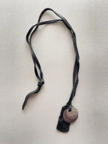 MR.OLIVE 가죽 코인 목걸이