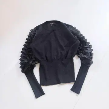 QED LONDON 이소재MIX 프릴 슬리브 니트 블랙 P