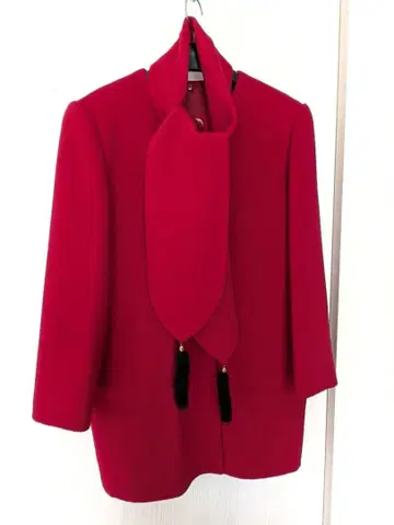 빨간색 코트 머플러 포함