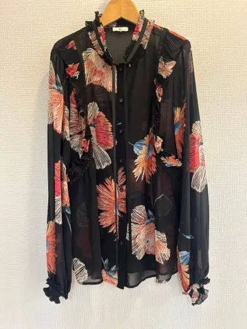 Sov. 프릴 장식 꽃무늬 셔츠 38 블랙