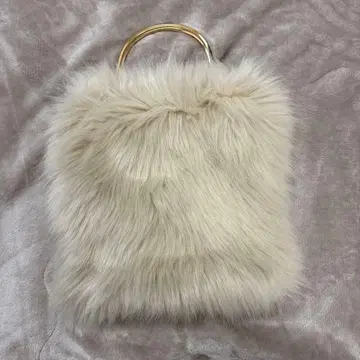 아이보리 퍼 핸드백