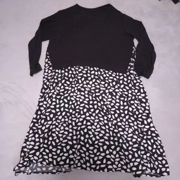 블랙과 화이트 패턴의 긴팔 무릎 기장 원피스