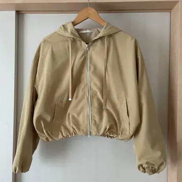 그린 파크스 토픽 베이지 후드 부착 크롭 마운틴 후드티