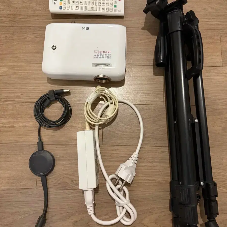 LG CineBeam PH550 full set.