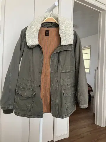 올리브색 쉘파 카라 부착 모즈 코트