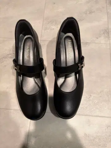 HILLS AVENUE 블랙 펌프스 스트랩 포함