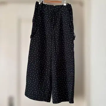 LOWRYSFARM 블랙 물방울 패턴 와이드 팬츠 숄더 스트랩 포함