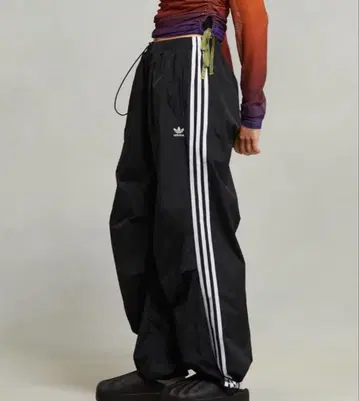 아디다스 쓰리 스트라이프 우븐 파라슈트 팬츠 IY7251