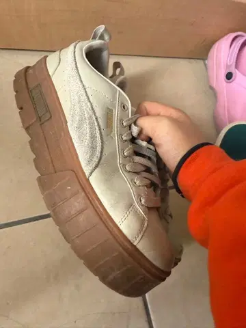 Puma 베이지 로우컷 스니커즈