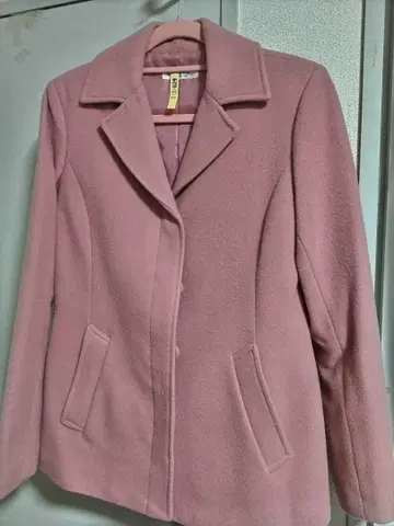 핑크 자켓과 빨간색 체스터 코트