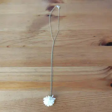 화이트 플라워 모티브 목걸이