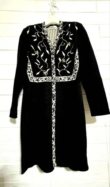 자수 장식 블랙 니트 원피스 (긴팔)