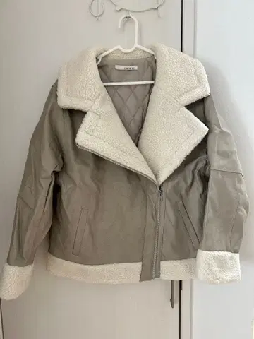 새상품급 보아 페이크 가죽 자켓