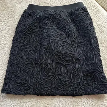 JUSGLITTY 블랙 잎 무늬 타이트 스커트 사이즈 2