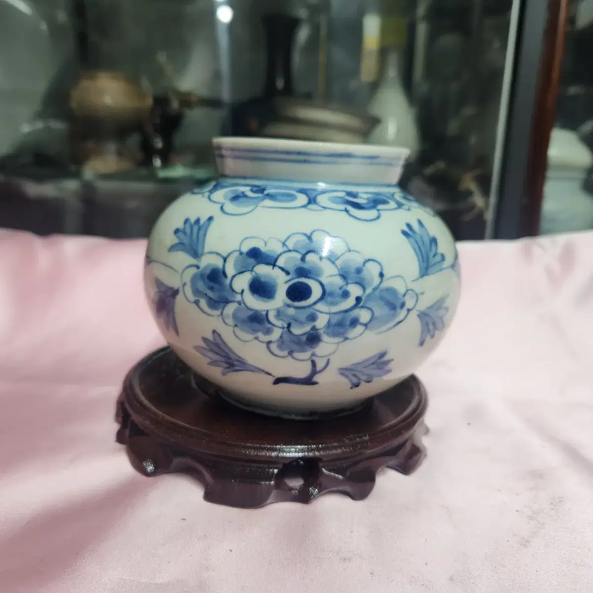 Genuine antique pottery Bunwon peony vase