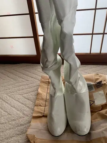 화이트 롱 부츠