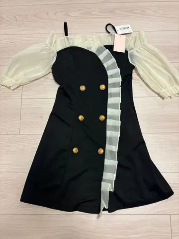 오프숄더 프릴 블랙 드레스