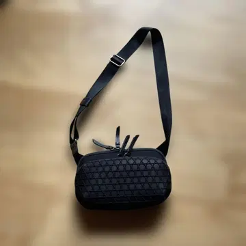 LAQUOH 라쿠오 블랙 숄더백 엠보싱 디자인