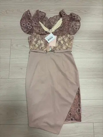 프릴 달린 레이스 타이트 드레스