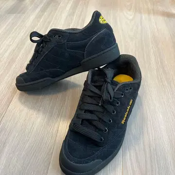 미사용 새상품 Reebok 블랙 스웨이드 스니커즈 상자 없음