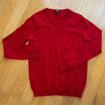 유니클로 캐시미어 빨간색 V넥 긴팔 니트