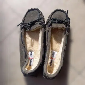 Minnetonka 그레이 스웨이드 슬립온