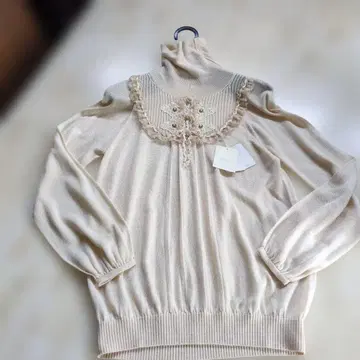 [택 포함] HISCHRONE 레이스 장식 베이지 하이넥 니트