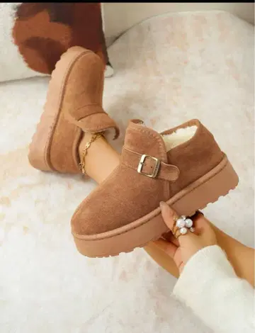 브라운 스웨이드 어그 부츠 버클 포함