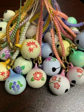 오차이누 스트랩과 이에몬 꽃무늬 방울 스트랩