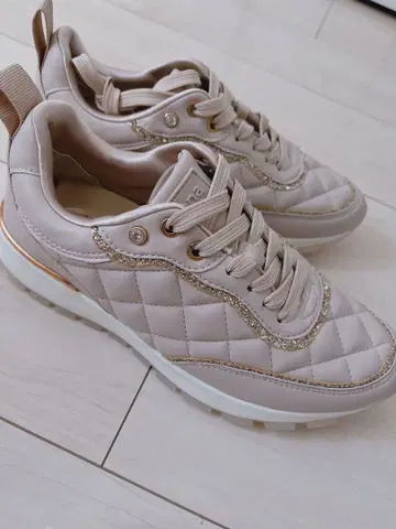 diana 베이지 퀼팅 스니커즈