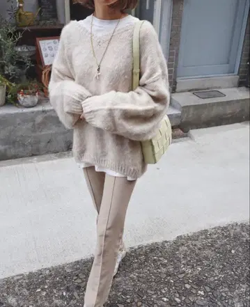 투모로우랜드 트리코 저지 백 슬릿 팬츠 라이트 베이지