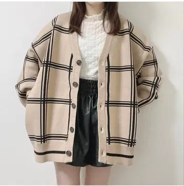 베이지 체크 무늬 오버 사이즈 니트 가디건