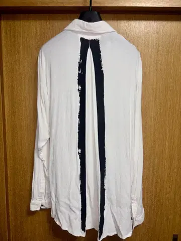 KMRii 오픈 백 디자인 긴팔 셔츠