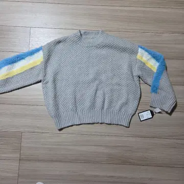 그레이 니트 스웨터 긴팔 스트라이프 디자인