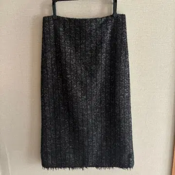 울 혼방 타이트 스커트 슬릿 포함 블랙 계열