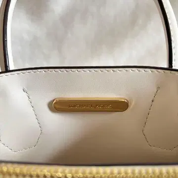 MICHAEL KORS 화이트 가죽 핸드백 (벨트 포함)