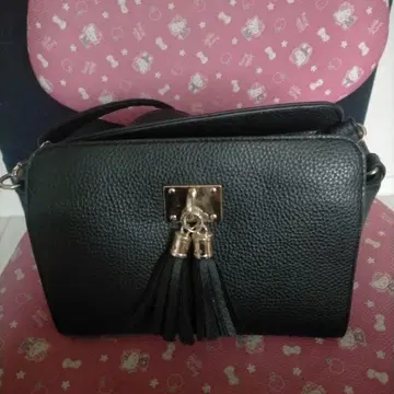 태슬 장식 블랙 숄더백