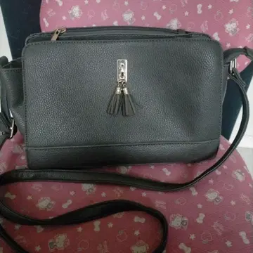 태슬 달린 블랙 숄더백