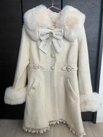 LIZLISA 리즈리사 사이드 하트 버클 A 인 코트 화이트