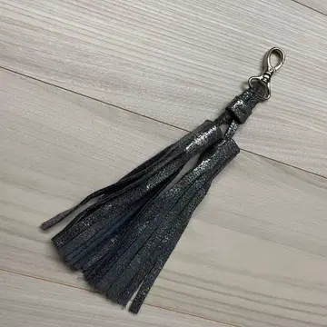 닥터마틴 그레이 라메 태슬 키링