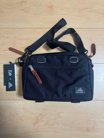 그레고리 x 다이와 패디드 숄더 파우치