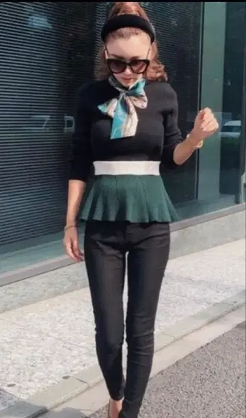 에이미 이스트 월 스카프 포함 페플럼 니트