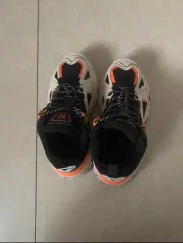 트레일 러닝 스타일 스니커즈