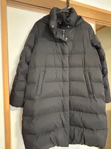 띠어리 럭스 후드 부착 롱 기장 블랙 다운 자켓