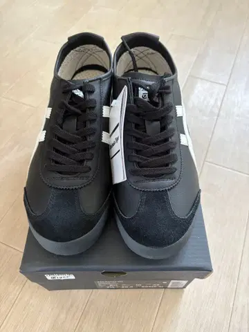 오니츠카타이거 멕시코66 블랙/화이트 26.5cm